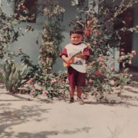 Primeiro violão, que Valdecio ganhou de seu avô.